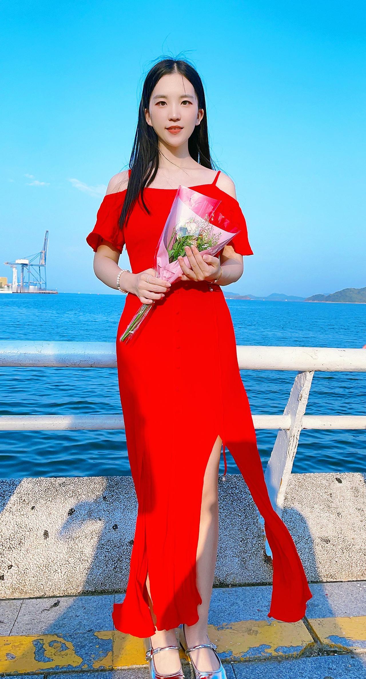 红裙子飘起来的样子，美得让人移不开眼。
美女 今日穿搭 深圳 海