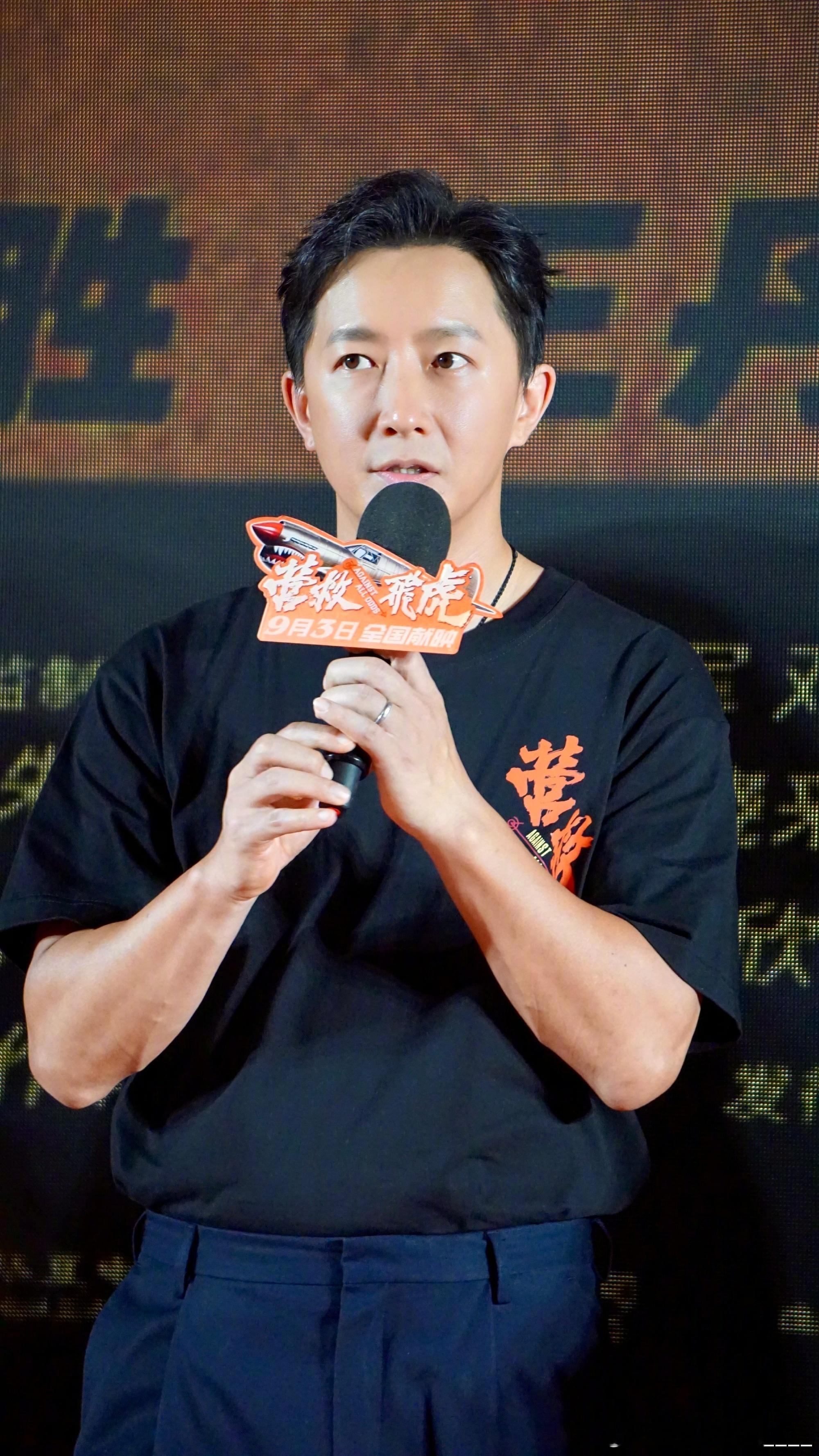 韩庚现身营救飞虎首映哇，终于迎来《营救飞虎》首映，韩庚现场状态超棒似月光柔和，从