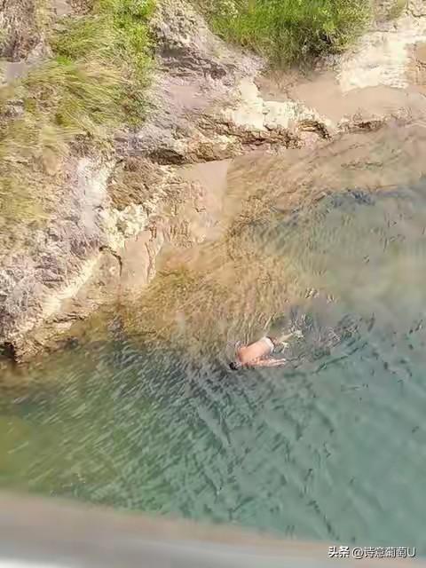 上海金山区的街头，最近有个特别暖的事儿：72岁的庞荣辉老爷子当时正在打球，突然就