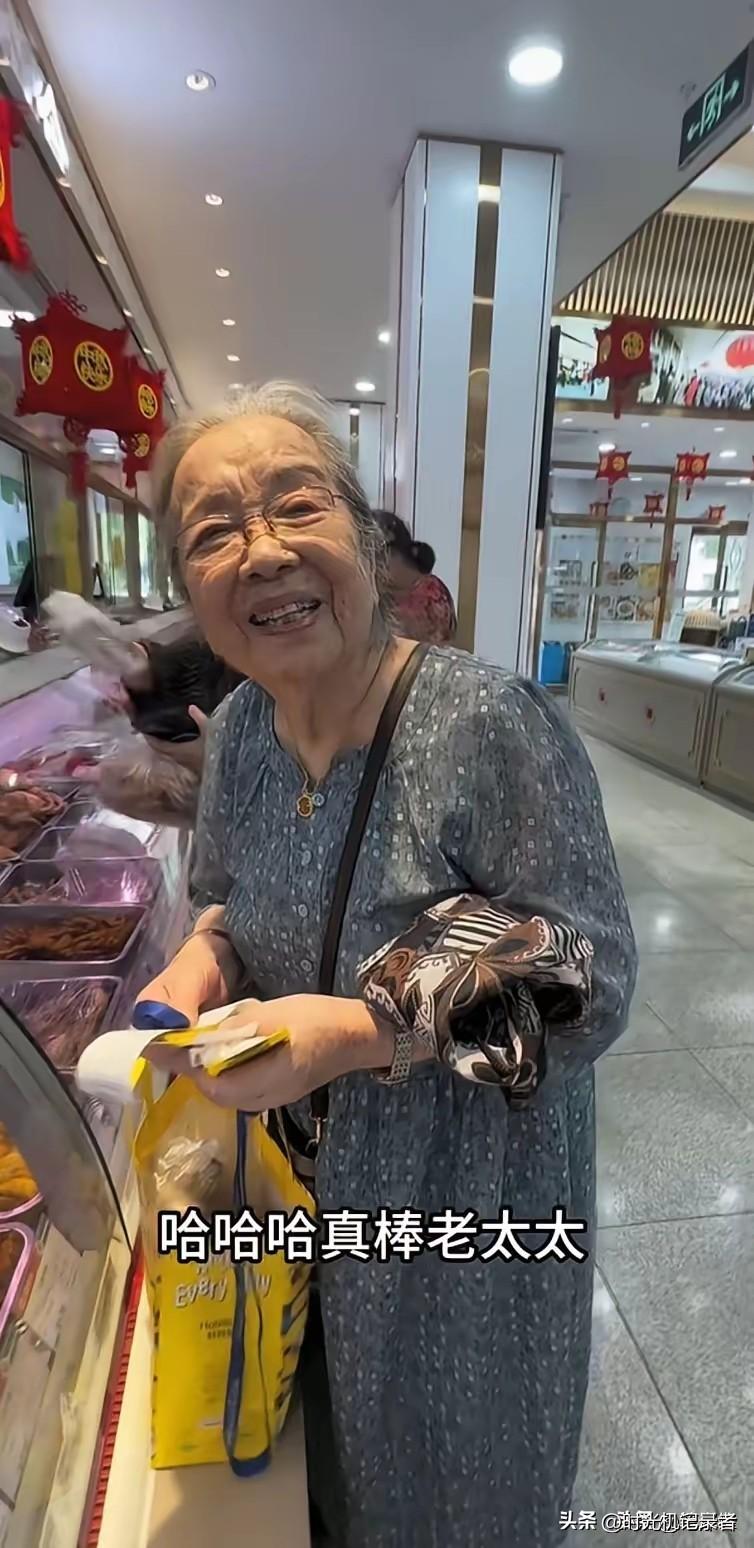容嬷嬷一点没老，90多岁的李启明老师在糕点店给重孙子买甜点，很热情和认出的人打招