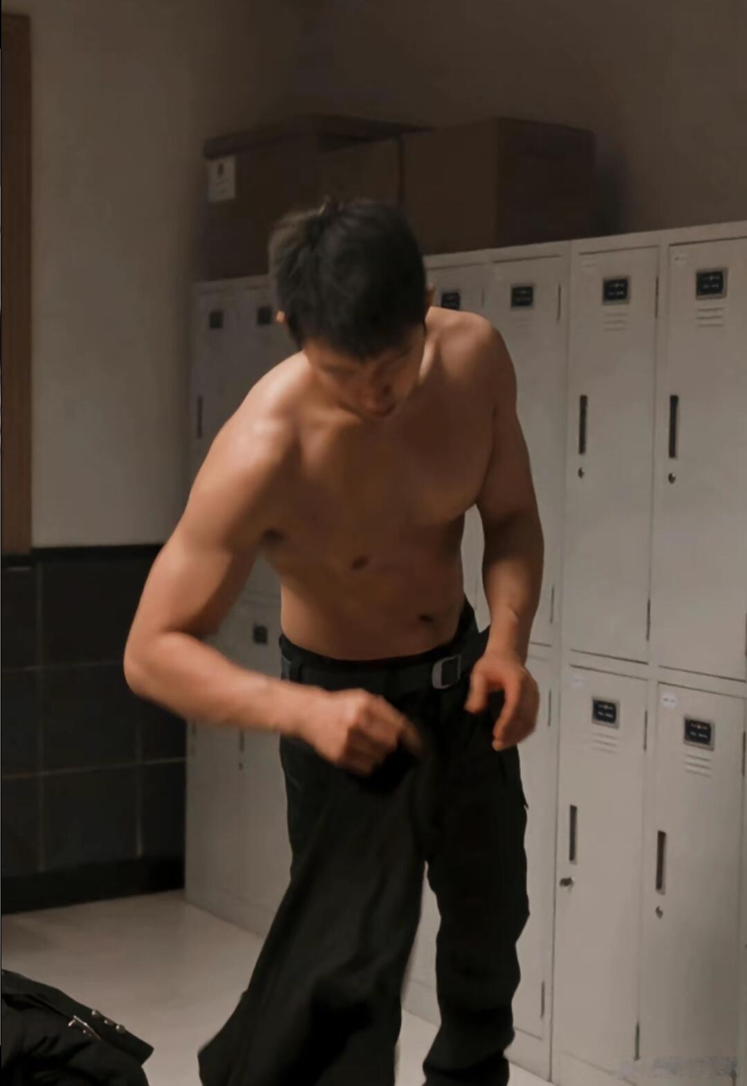 黄景瑜不就是个子高点胸肌大点 上海偶遇黄景瑜，穿搭简单却格外亮眼。网友的调侃自带