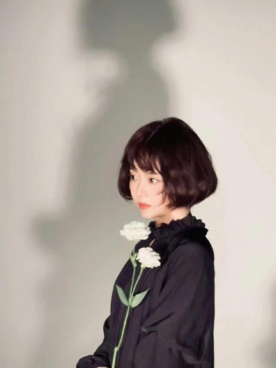 谭松韵短发到长发的齐刘海两款发型秒变两种风格。短发的谭松韵有一种清新脱俗的感觉，