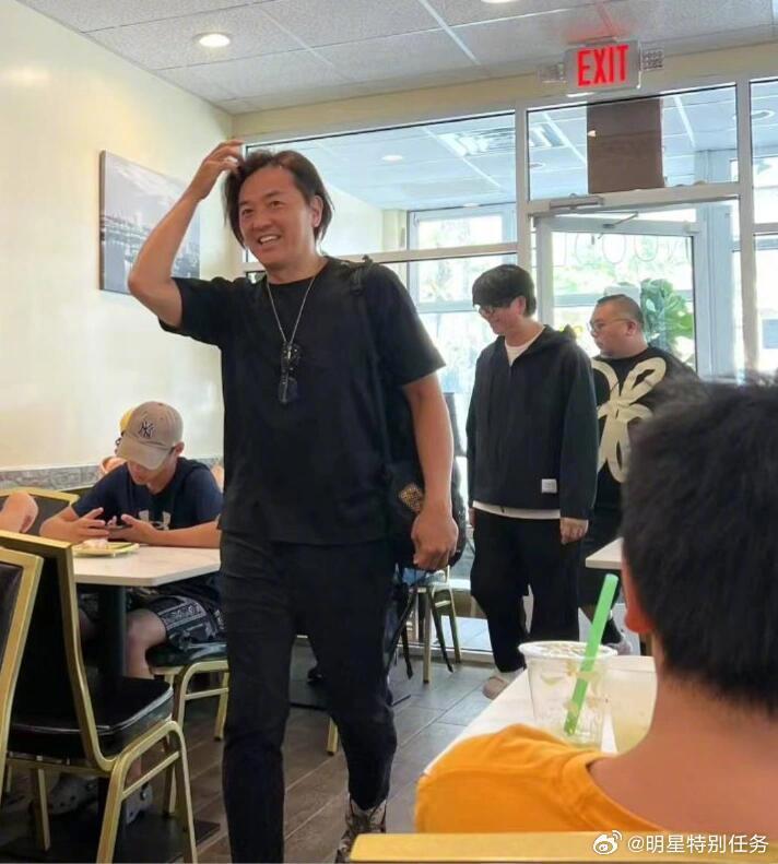 美国偶遇郑伊健陈浩南也发福了 有网友在美国偶遇郑伊健，说本人很和蔼很nice。今