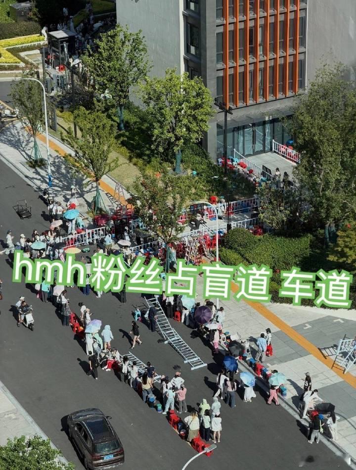 占盲道？占车道？大半个身体伸出车窗外？一点安全意识都没有吗？太危险了吧曝侯明昊违