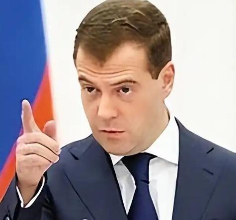 好家伙，桌子直接给掀了。梅德韦杰夫一嗓子喊翻全场：俄美秘密谈着呢，北约的军队敢踏