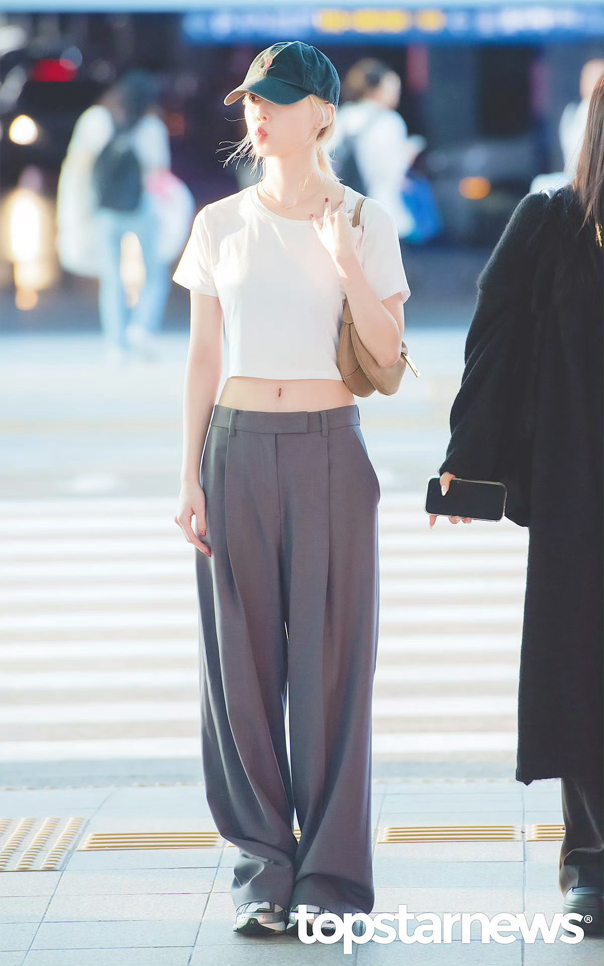 无奖竞猜这只pabo小狗今天会不会在机场被绊一跤😆 ​​​