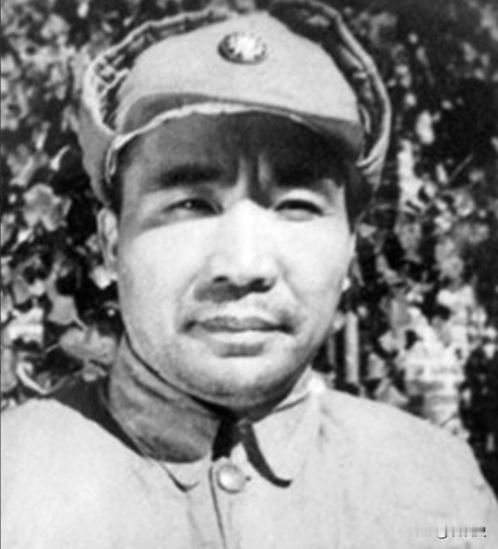1935年，王耀武得知部下俘虏了红军红二十一师师长胡天桃，兴冲冲的跑过去准备审讯