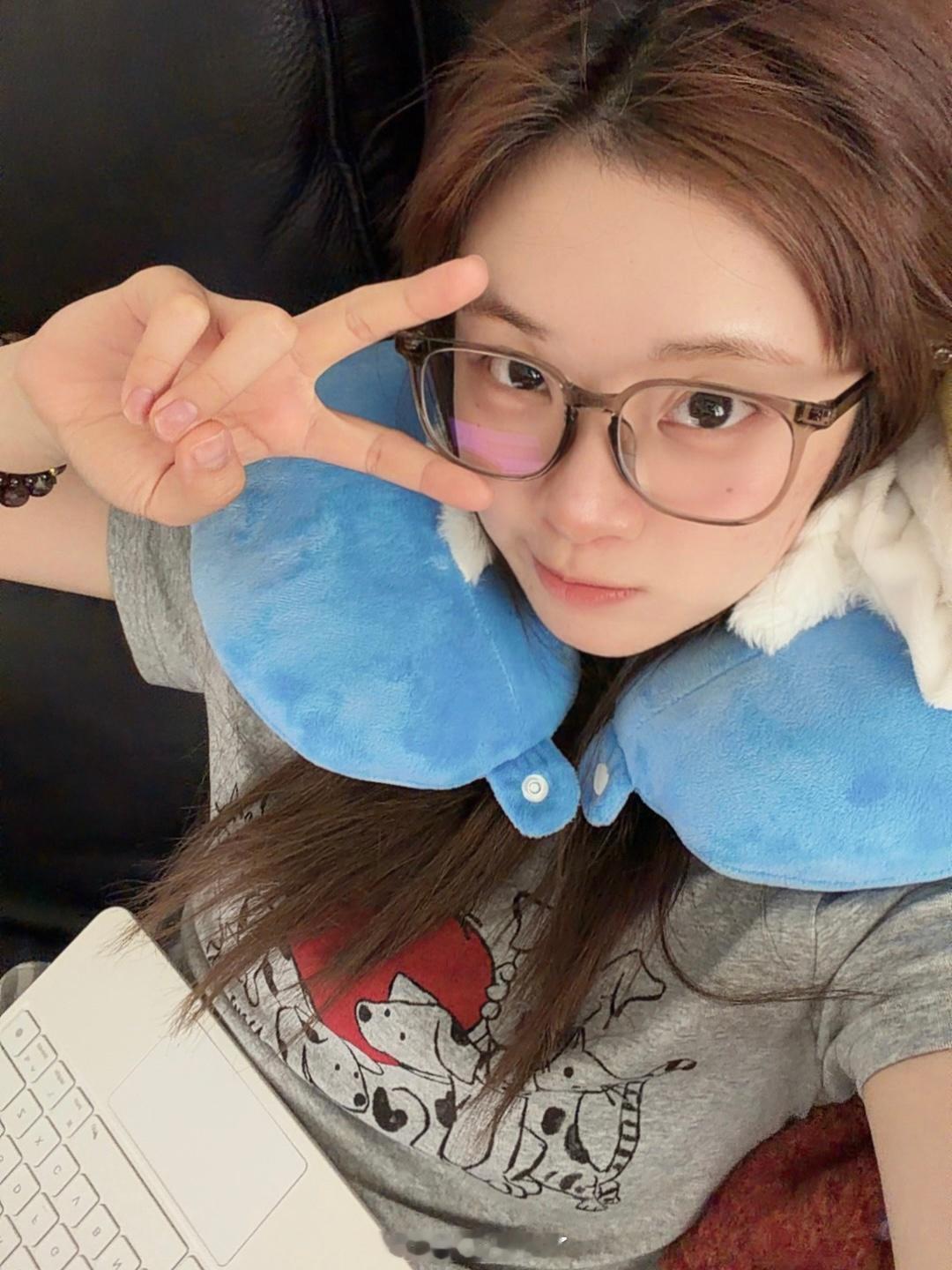 你们下次坐沙发试试带个U型枕！脖子全方位包裹老爽了！！！
