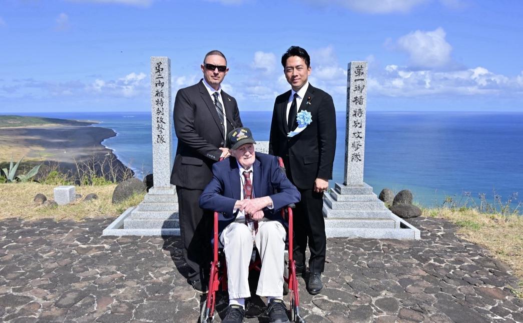 日本可真是随根啊！日本防卫大臣和“抗日”英雄。在硫磺岛战役结束81周年之际，美日