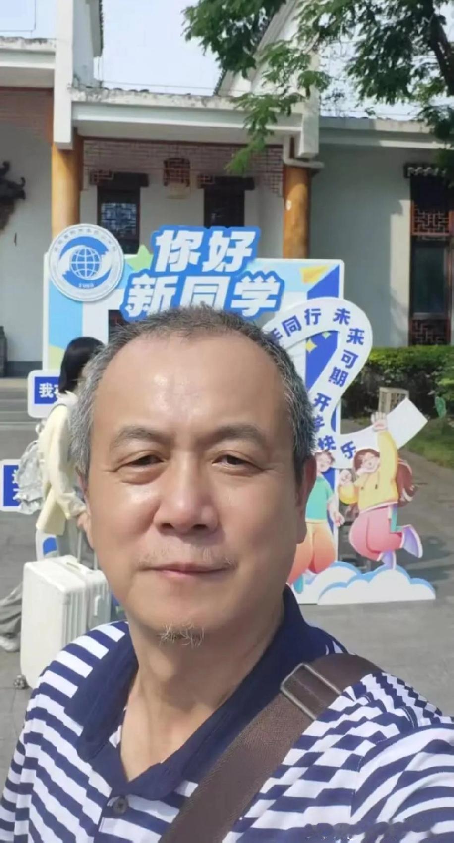 合肥60后高考大叔已到校报到，
将开启校园生活，
大叔：
年龄虽大但无需特别照顾