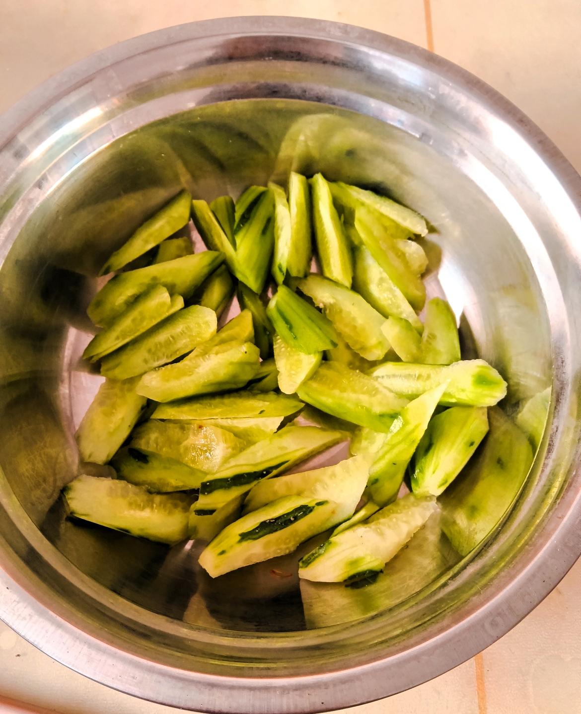 凉伴黄瓜真爽口！

家人们，今天给你们整个超简单的凉拌黄瓜！你看这盆切好的黄瓜条