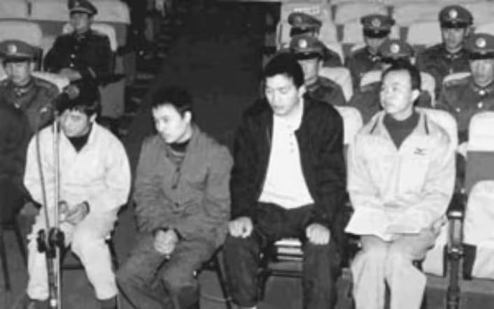1999年浙江最大黑帮头目张畏被捕，执行死刑前，他嘱咐女儿：在家要听爷爷奶奶的话