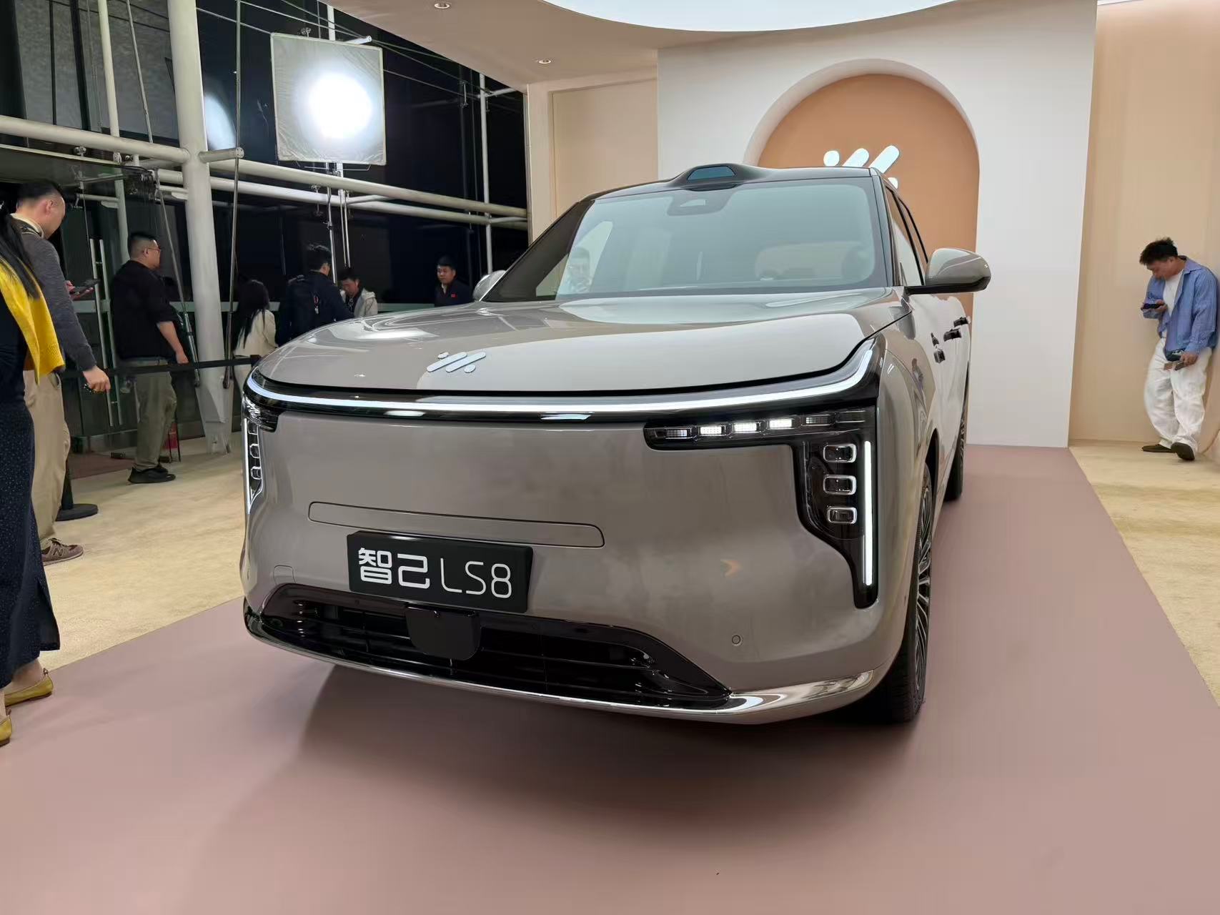 智己LS8震撼上市24.98万起 不到30万的大SUV！一个颜值非常在线的SUV