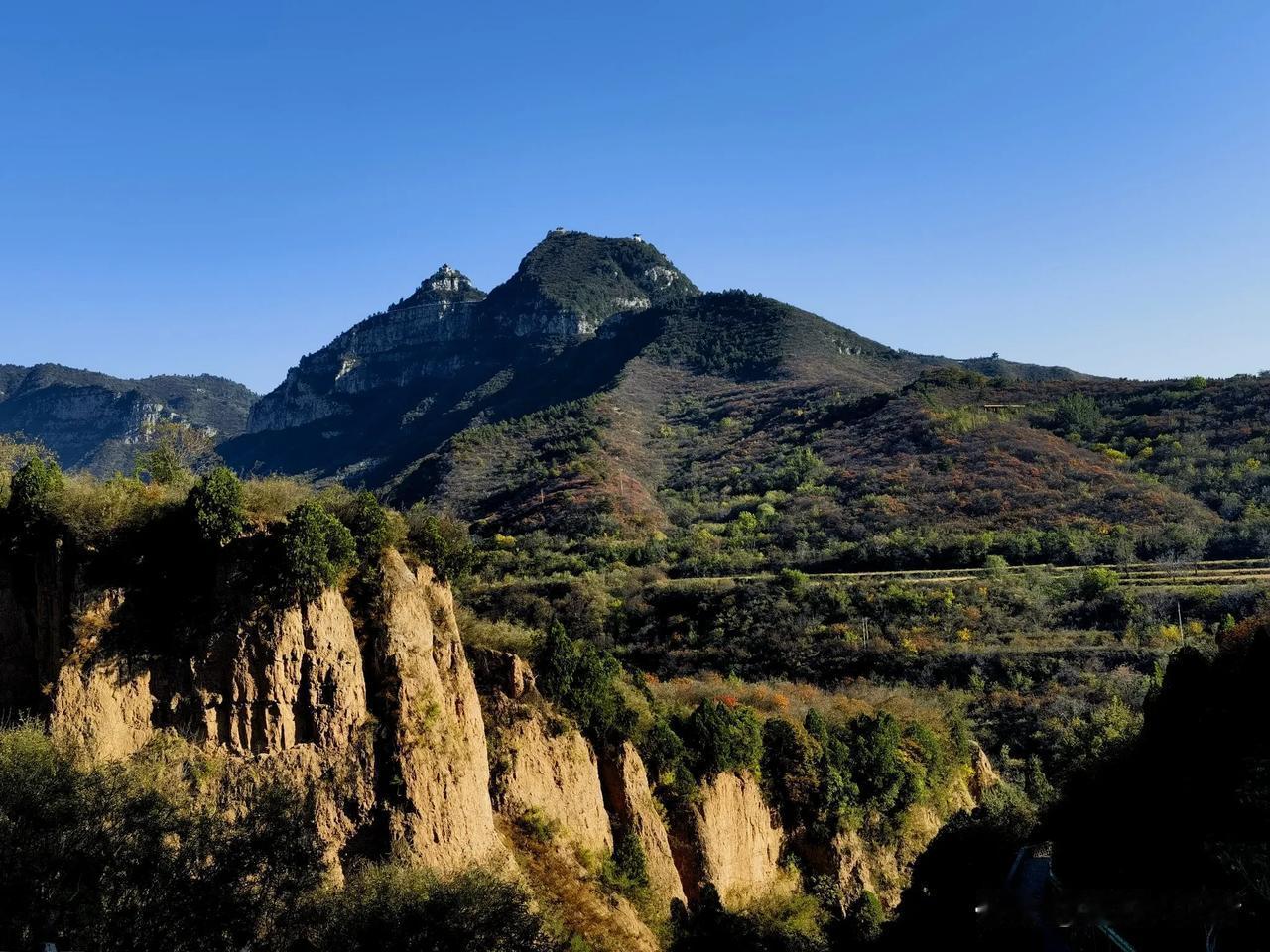 走入晋城1号旅游公路，秋色迎面扑来，太美了，要不是前往青莲寺，真想多待一会儿欣赏