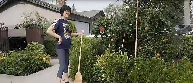 郎平退休生活曝光！
打了一辈子球一身伤，现在能悠闲养身体，在美国打理小院悠闲自在