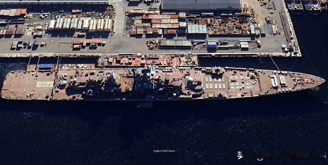 图1是已完成改进升级的俄海军“纳西莫夫海军上将号”核动力重型巡洋舰的卫星俯视图。