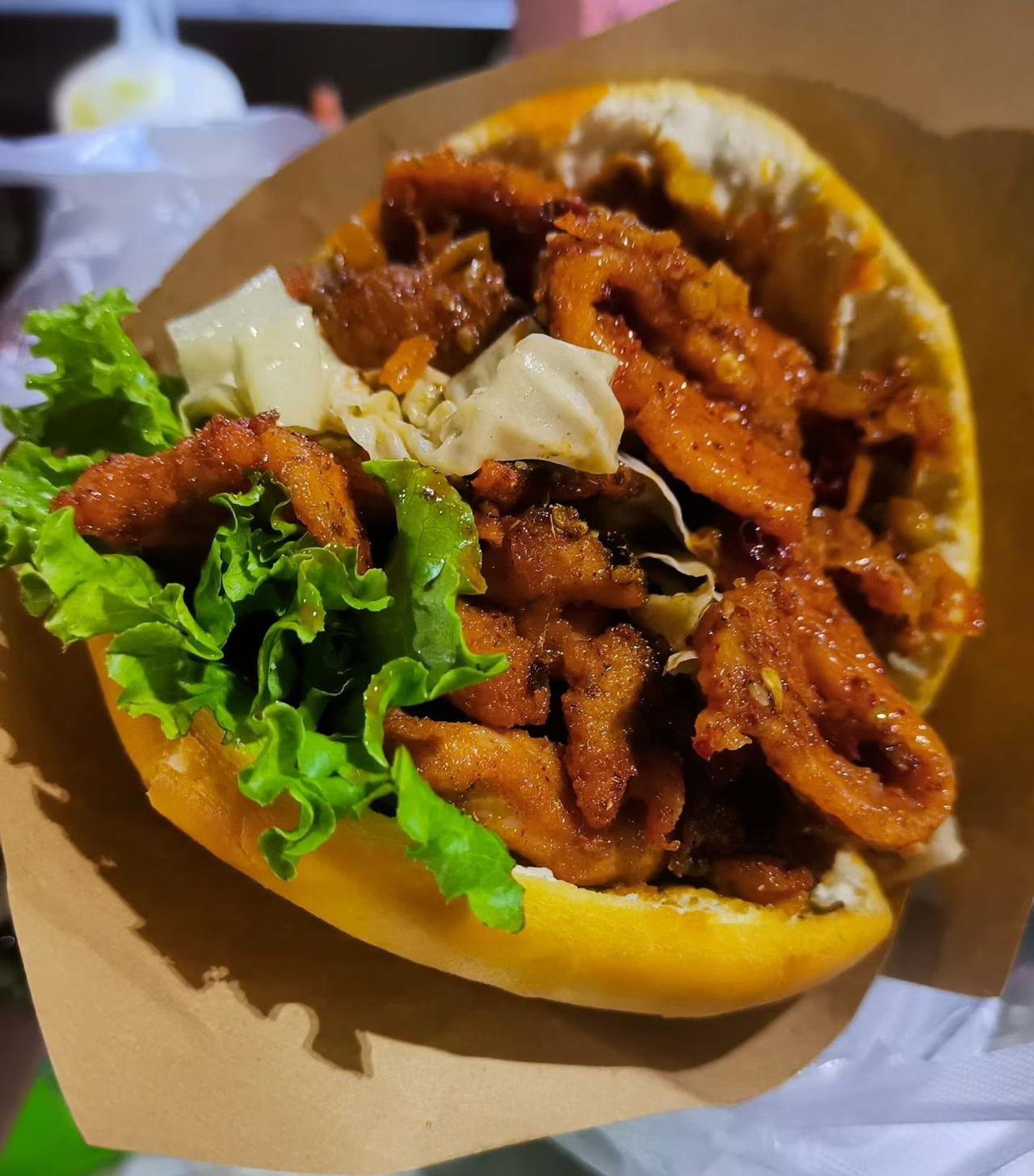 周末的快乐来自于这个里脊夹馍，除了油稍微大点，其它没有缺点，真的是太好吃啦！也很