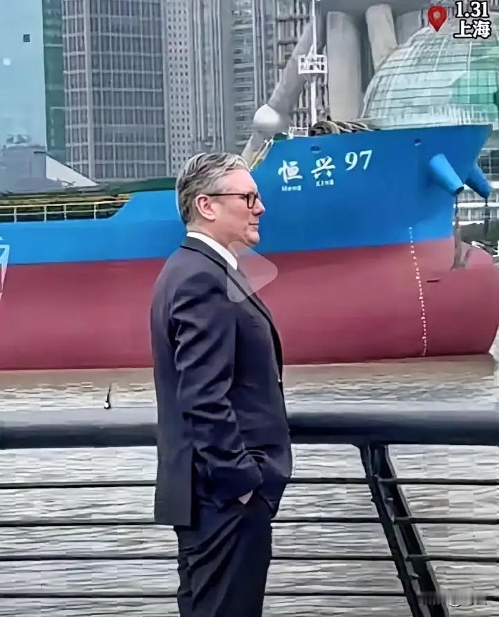 不知道是有意安排，还是巧合？

英国首相斯塔默访问上海期间游览了上海黄浦江，斯塔