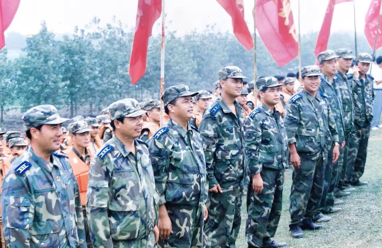 战友同举一杆旗！💪💪💪