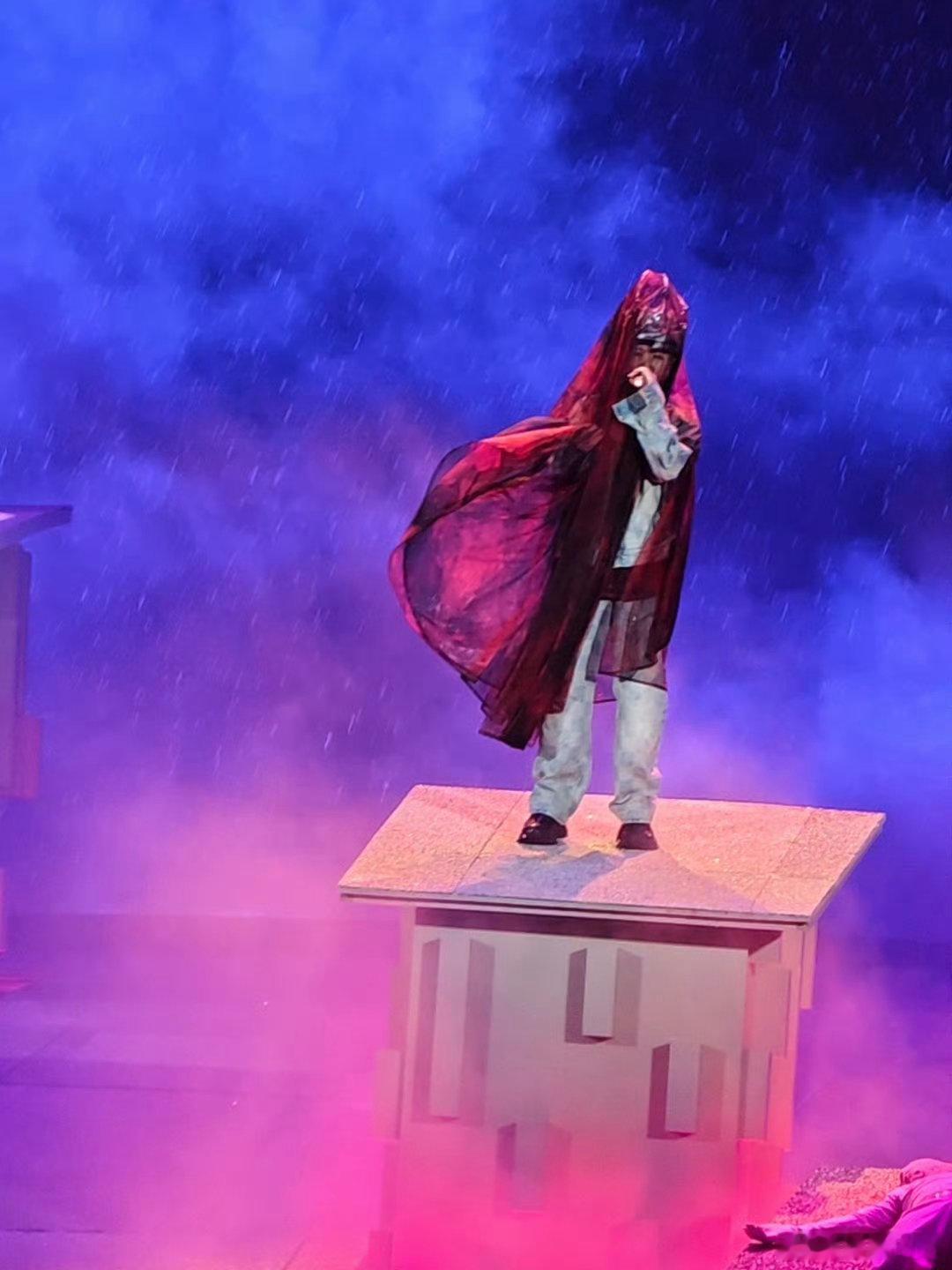 别人开演唱会汪苏泷开吃播雨夜舞台上，汪苏泷捧着冰淇淋，刚咬一口就立刻拿起话筒开唱