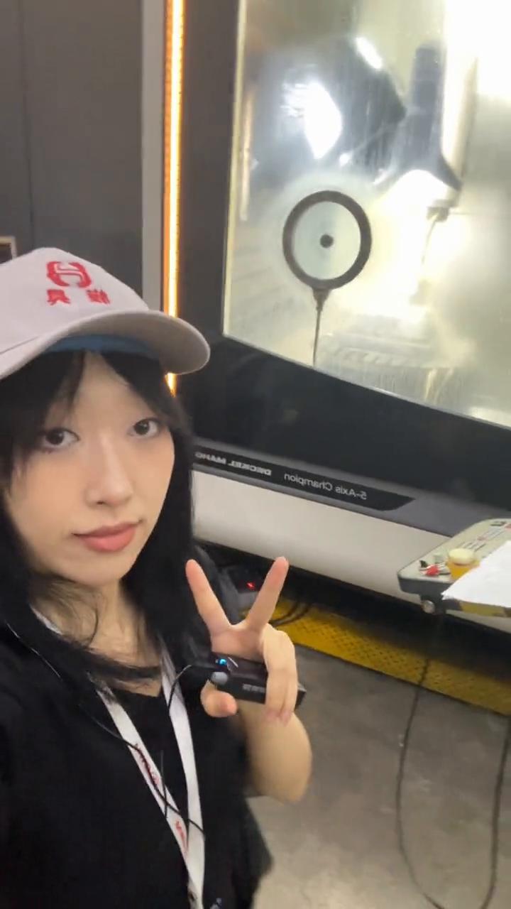 今天来参加长城的活动。现在是精工模具的工厂，戴上这次的小帽子，机器正在运作，里面