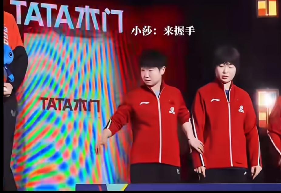 第一次刷到这个片段，直接给我看乐了😂
 
线下活动登台，莎莎一出场就紧紧牵着蒯
