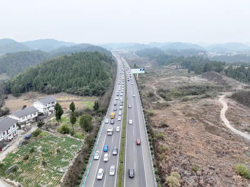 2月22日春节返程高峰时，全国多地高速公路仿佛成了巨型“停车场”，出现大规模拥堵