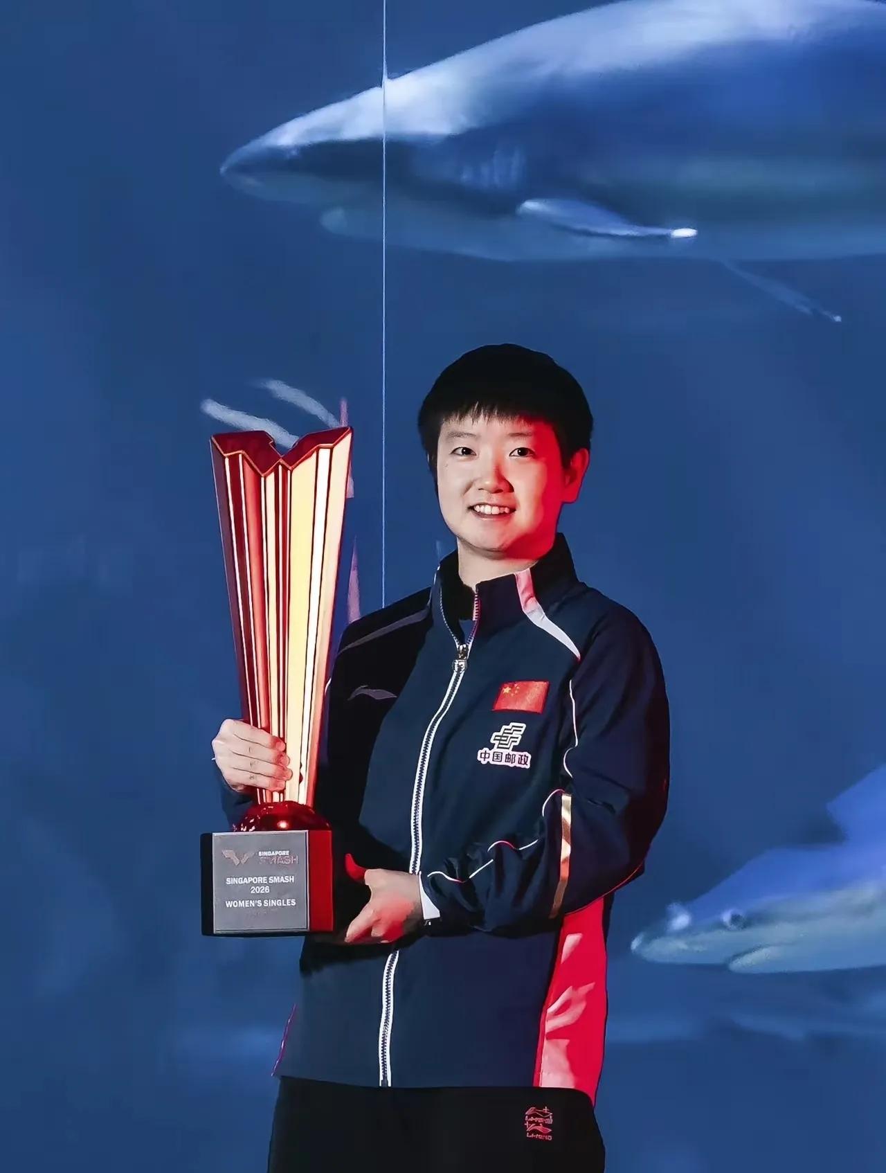 新加坡大满贯，各个组冠军一起参观海洋世界并合影！其中孙颖莎与王楚钦照片评论最多！