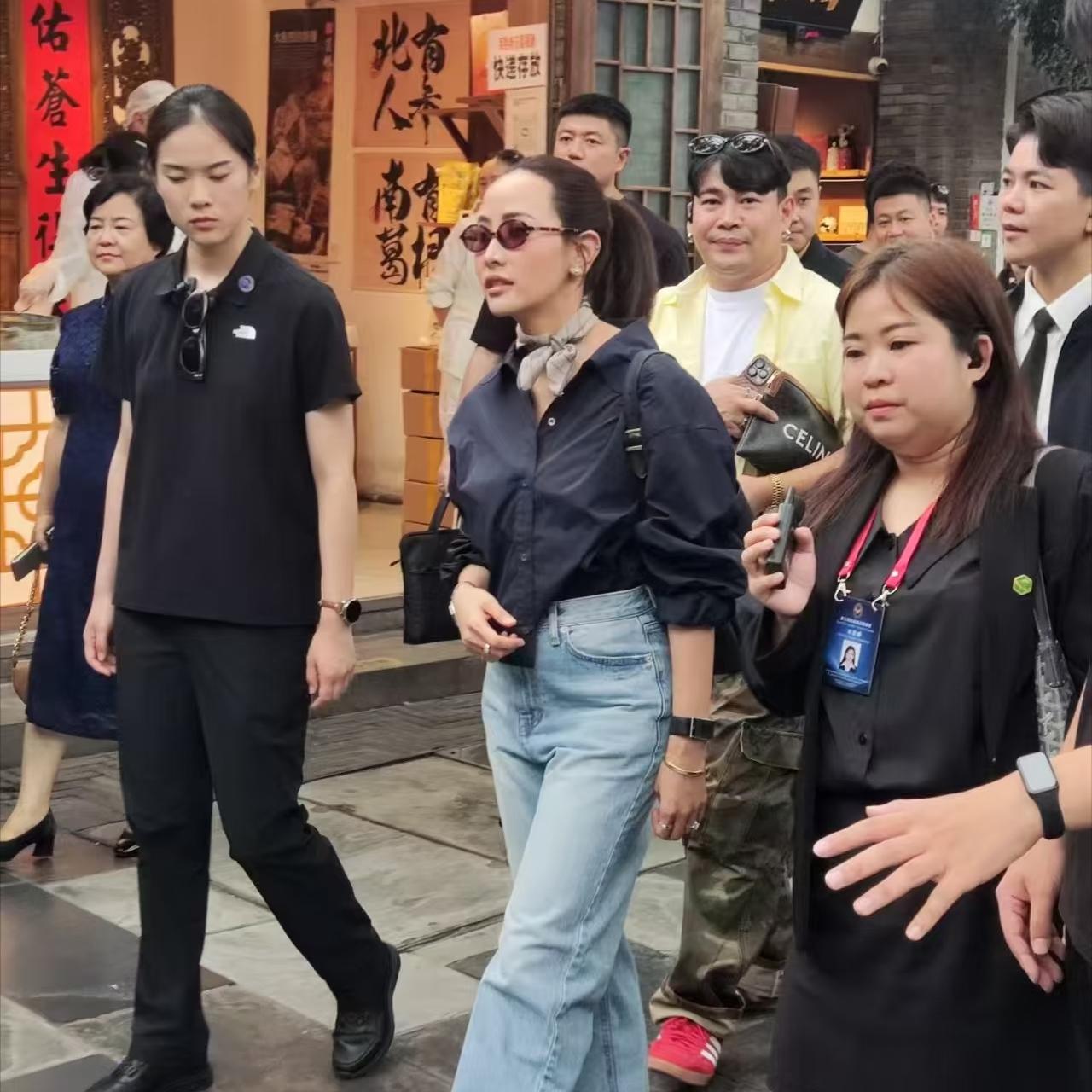 泰国总理夫人穿牛仔裤扎马尾辫超少女！
7 月 18 日不少网友在成都宽窄巷子偶遇