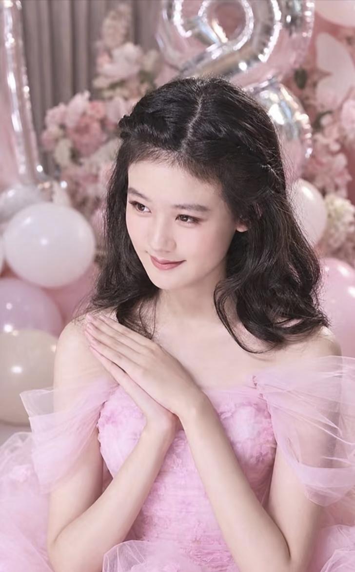鲍蕾陆毅给贝儿过18岁生日，贝儿这件粉色的长裙真的太漂亮啦，陆毅和鲍蕾一直都记着