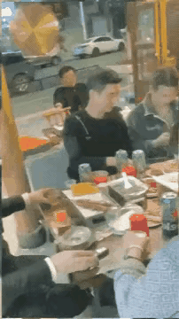 不是一路人，不要往一块凑。几个朋友喝酒，男子起身敬酒，旁人举杯回应，谁知他突然把