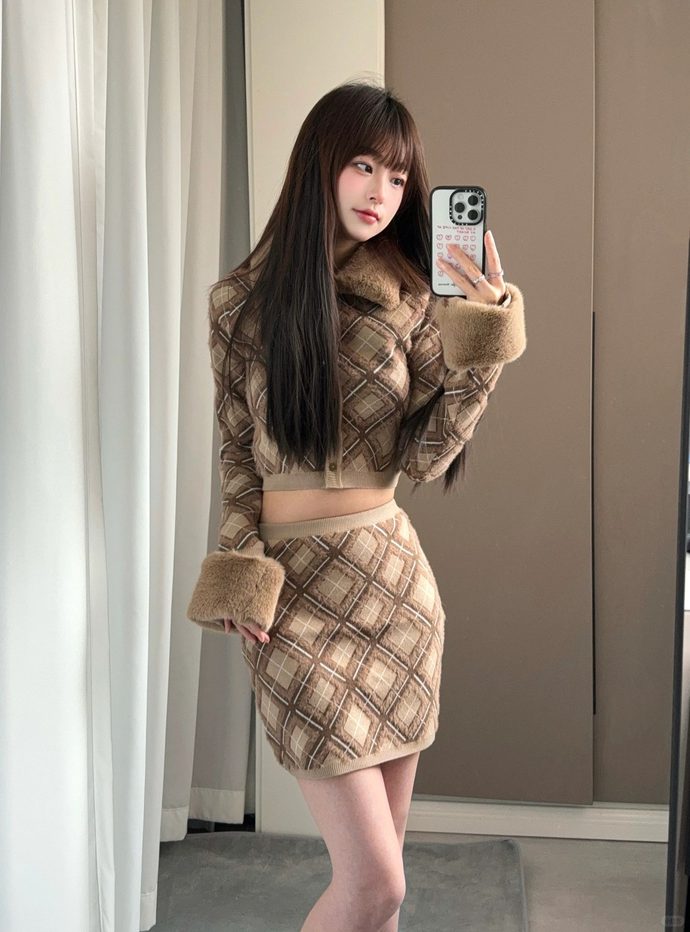 她穿的温暖又漂亮