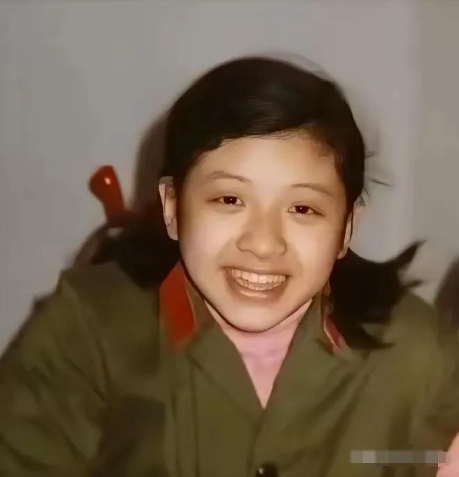 大家看出来了是谁了吗？当年的小女兵后来的大明星！