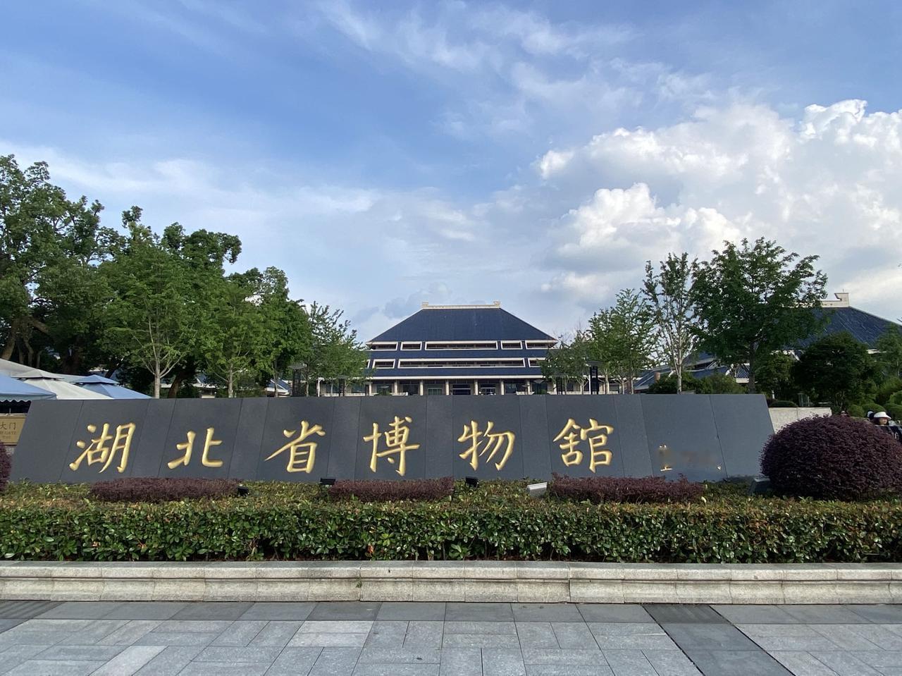 “我们再去武汉吧。”老同志皱了下眉头说:“不冷吗？”我哈哈大笑:“冷就吃火锅呀，