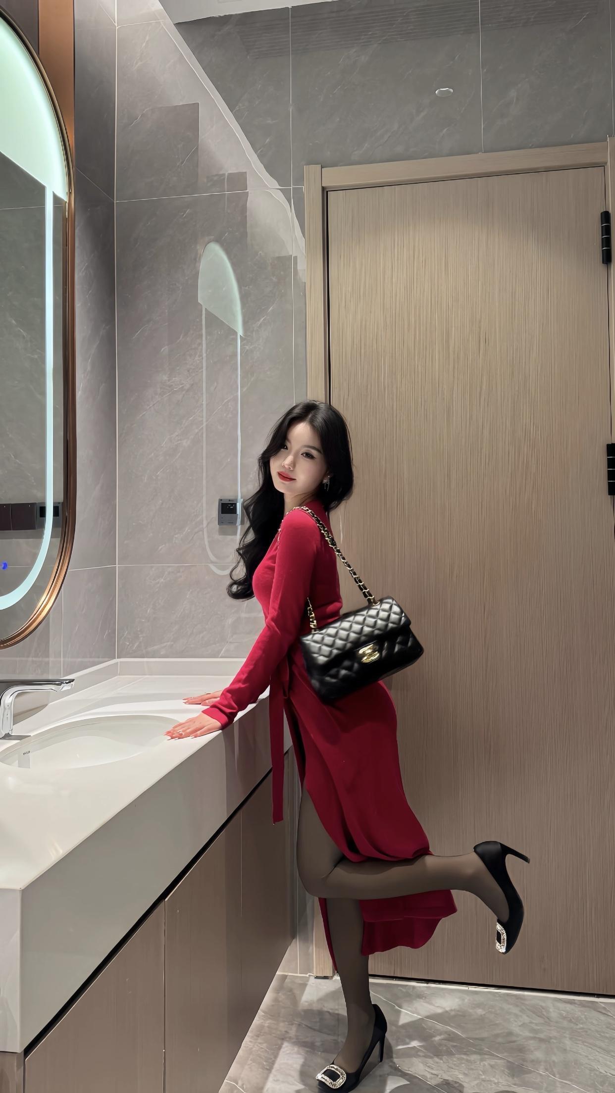 什么样的穿搭可以成为气质女神?优雅红裙，自信步伐，时尚都市风