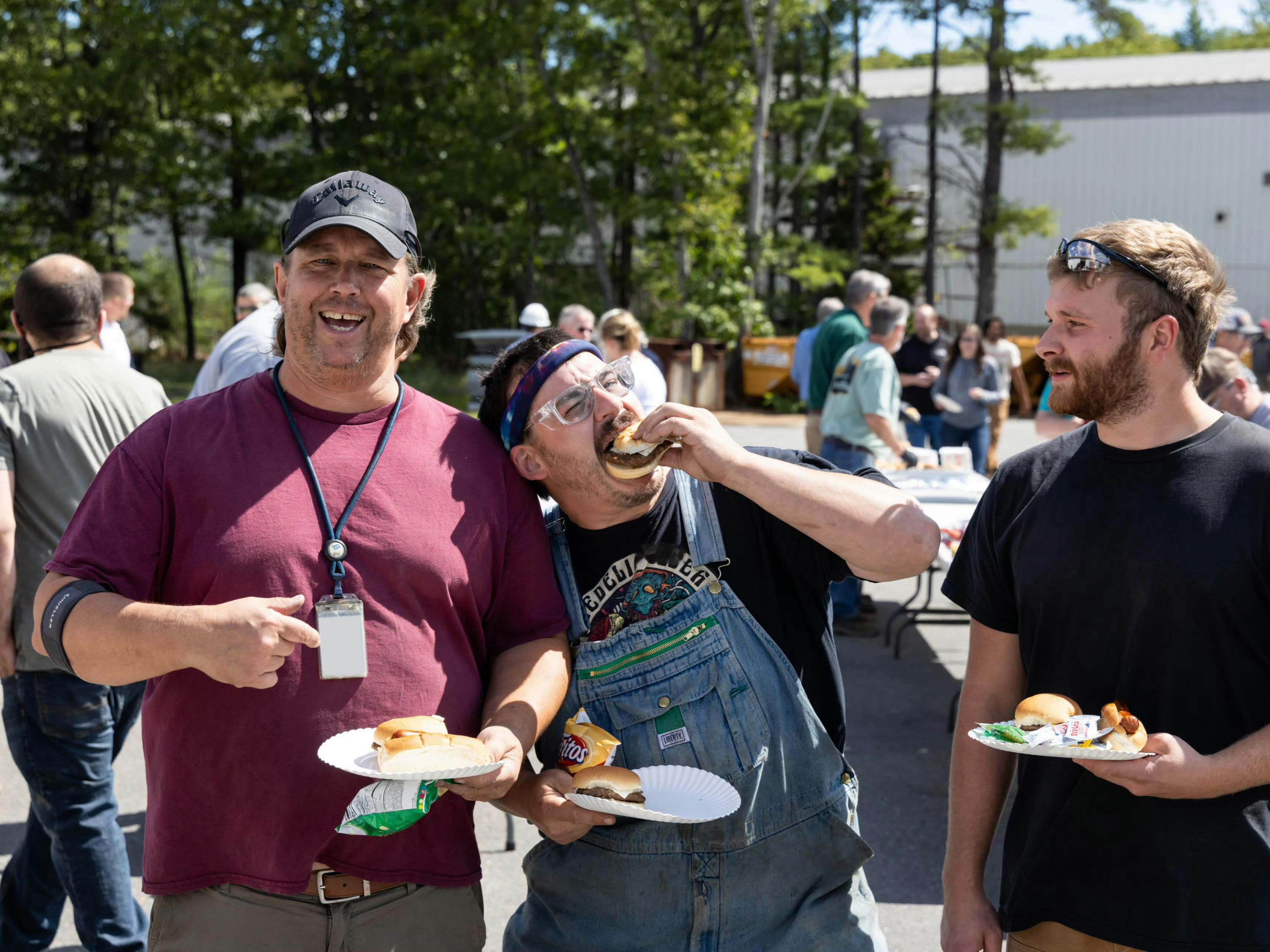 社会主义的街边盒饭显示贫穷资本主义的小汉堡和小热狗显示繁荣换做你是造船厂工人，你