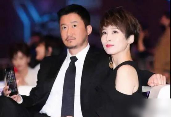 吴京一把搂住老丈人的脖子，打着酒嗝喊了声大哥。谢楠站在门外手心直冒冷汗。她那个当