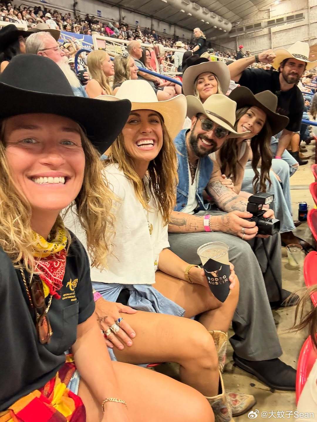 Ashley greene阿什丽格林妮和老公Paul Khoury 还有朋友们一