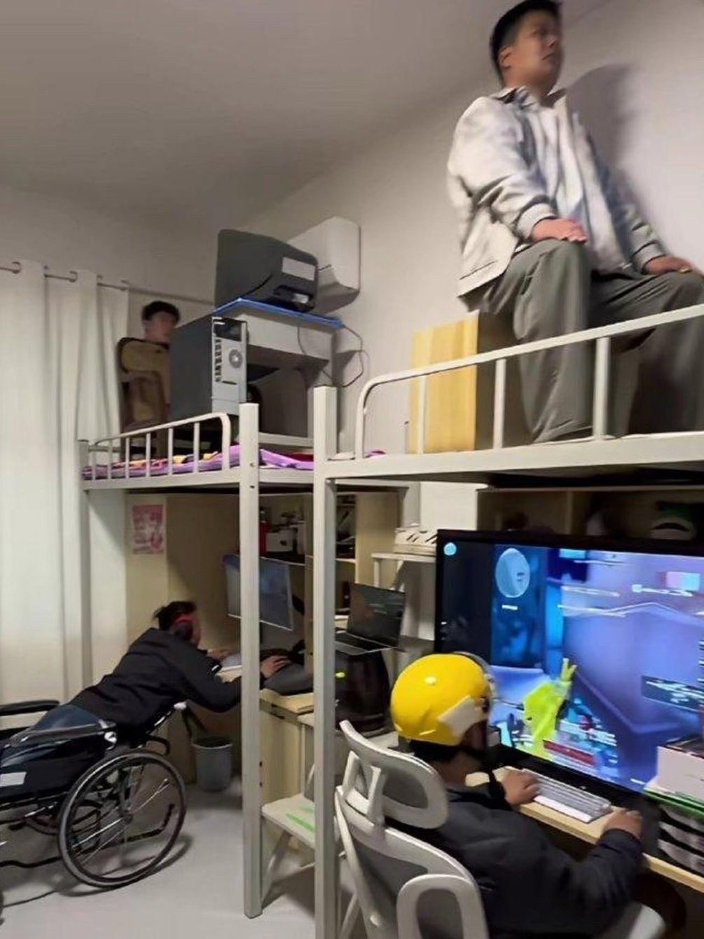 大‍﻿学宿⁠⁠舍‌，一屋子全‎﻿是卧龙和凤雏 ​​​
