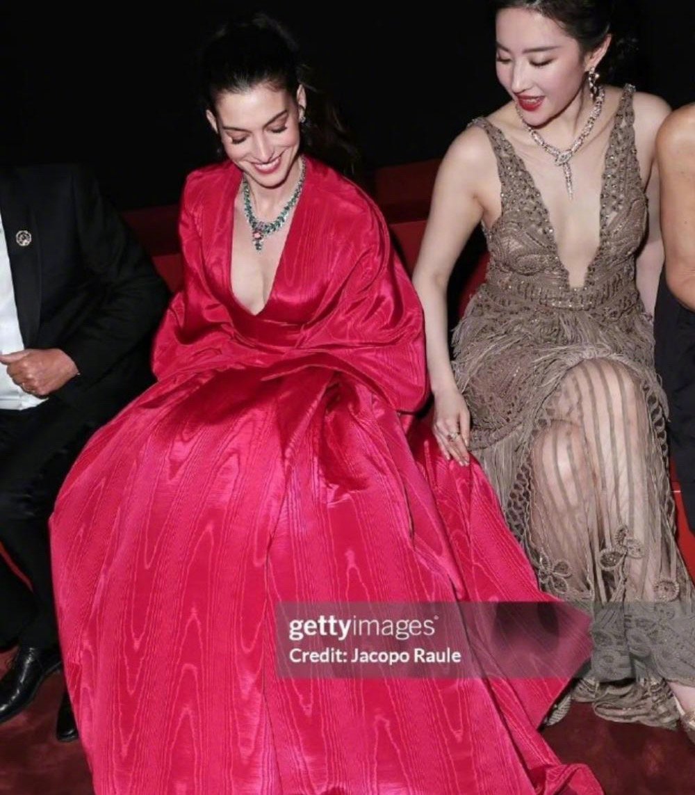 宝格丽活动C位争议 顶级女明星们，不过看起来金智媛和刘亦菲的站位，比安妮海瑟薇还