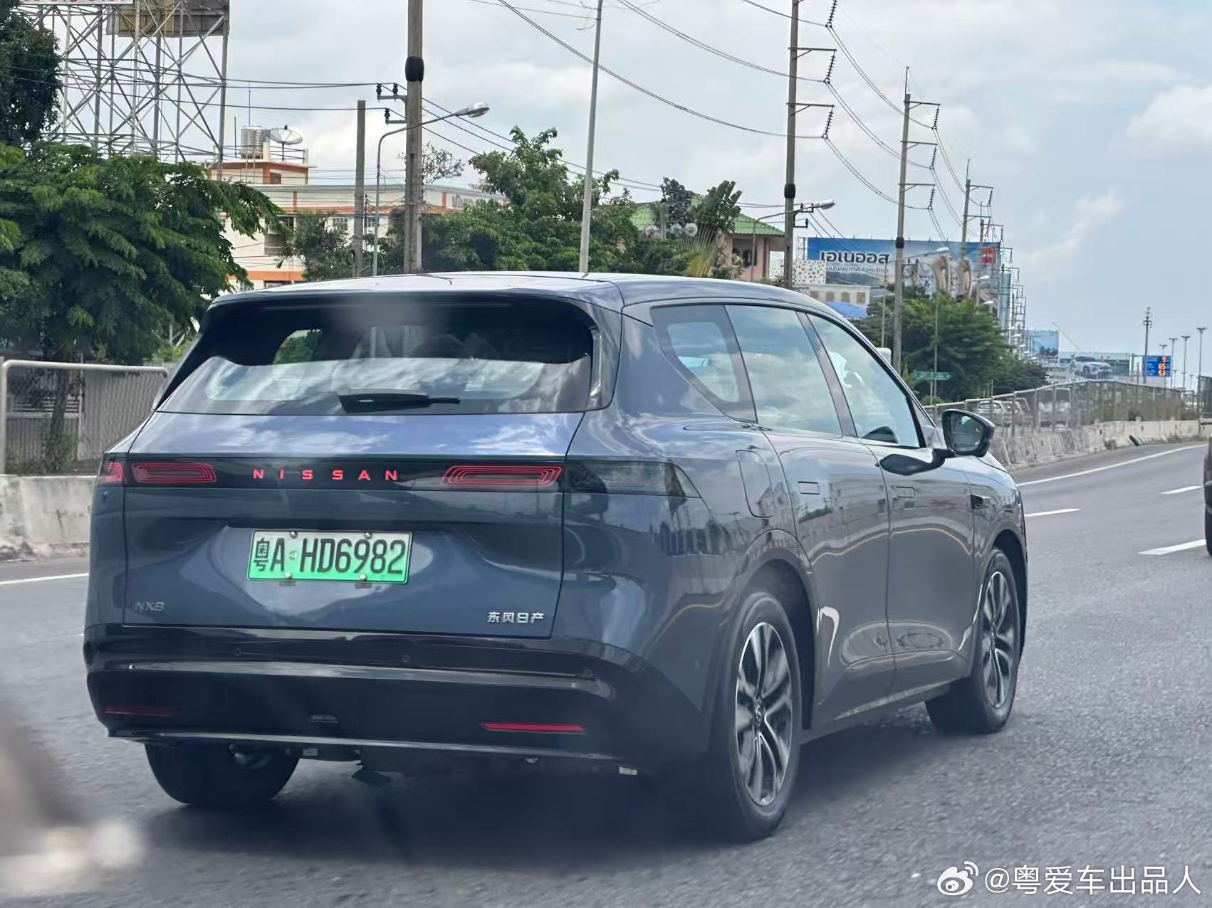 山哥和能哥本趟驾驶 NX8穿越中老泰之旅，驾乘舒适体验感拉满，大五座空间宽敞，载