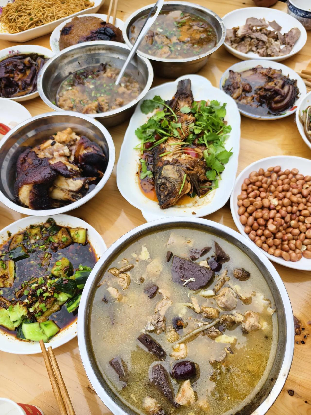 满桌佳肴
        ——南木子
满桌佳肴全土货，
哥哥庆生低调过。
下班匆