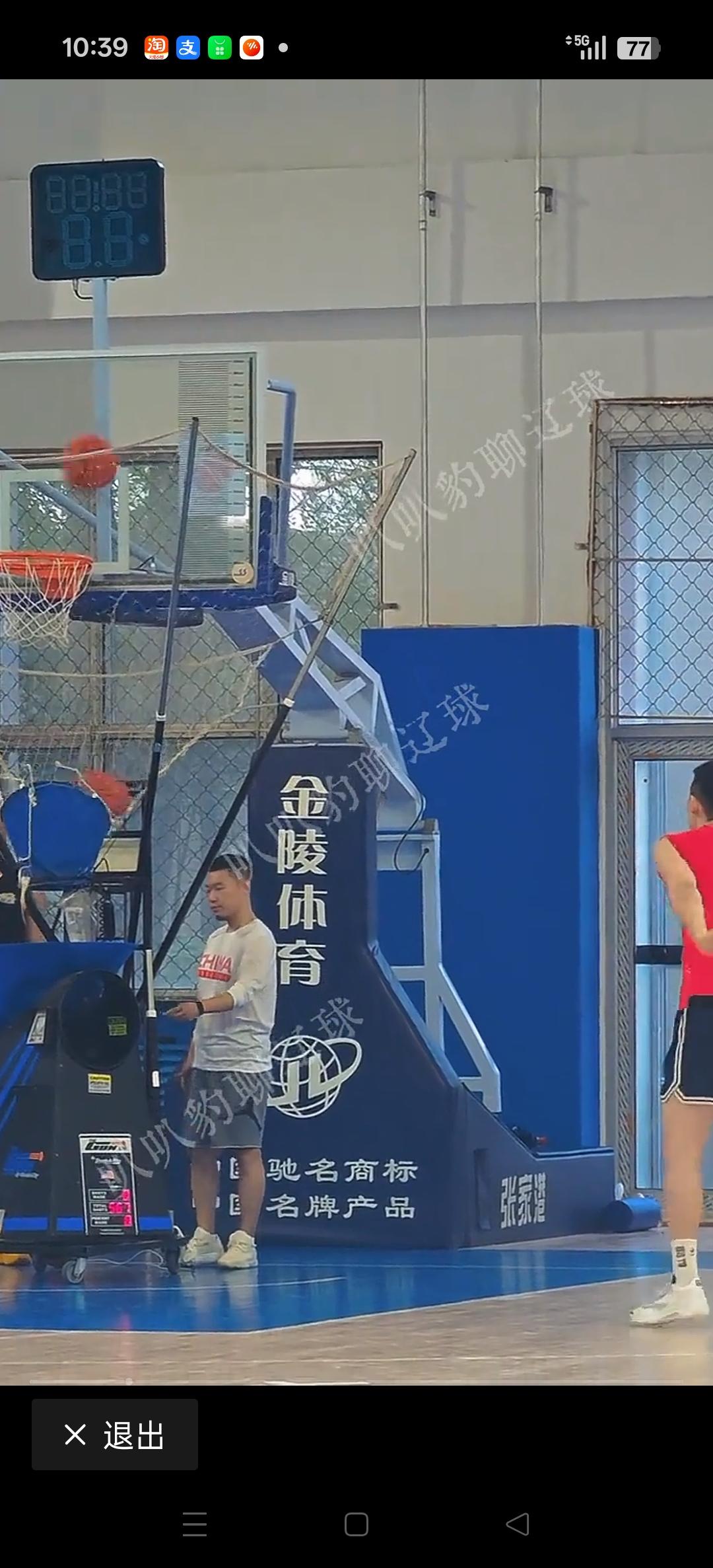 休赛期疯狂加练3分球的付豪。
付豪这股韧劲确实值得称赞，好像前几年也是在休赛期，