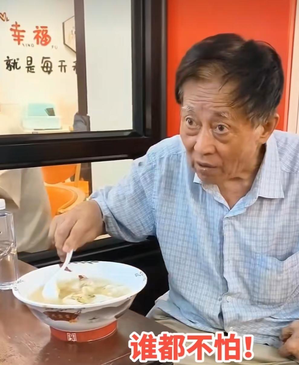 建工爷叔的名气，现在是越来越大了！他所到之处，都有很多人围着他拍照，中午饭也有人