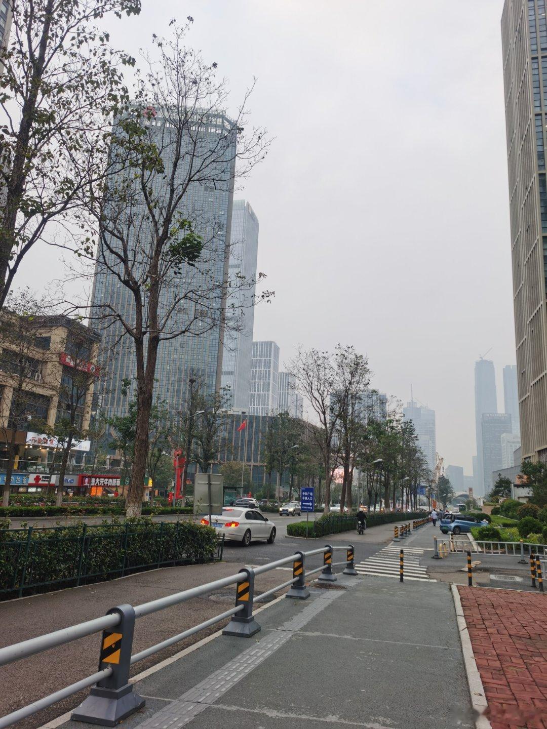 昨晚回来得迟，路过一家饭店门口，看见一辆车想出来，却被另一辆车挡住了。这原本不过