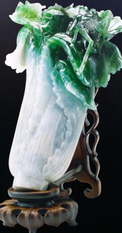 2007年，一名小学生在台北故宫观赏翠玉白菜，突然，他指着白菜上的蝈蝈大喊:“这