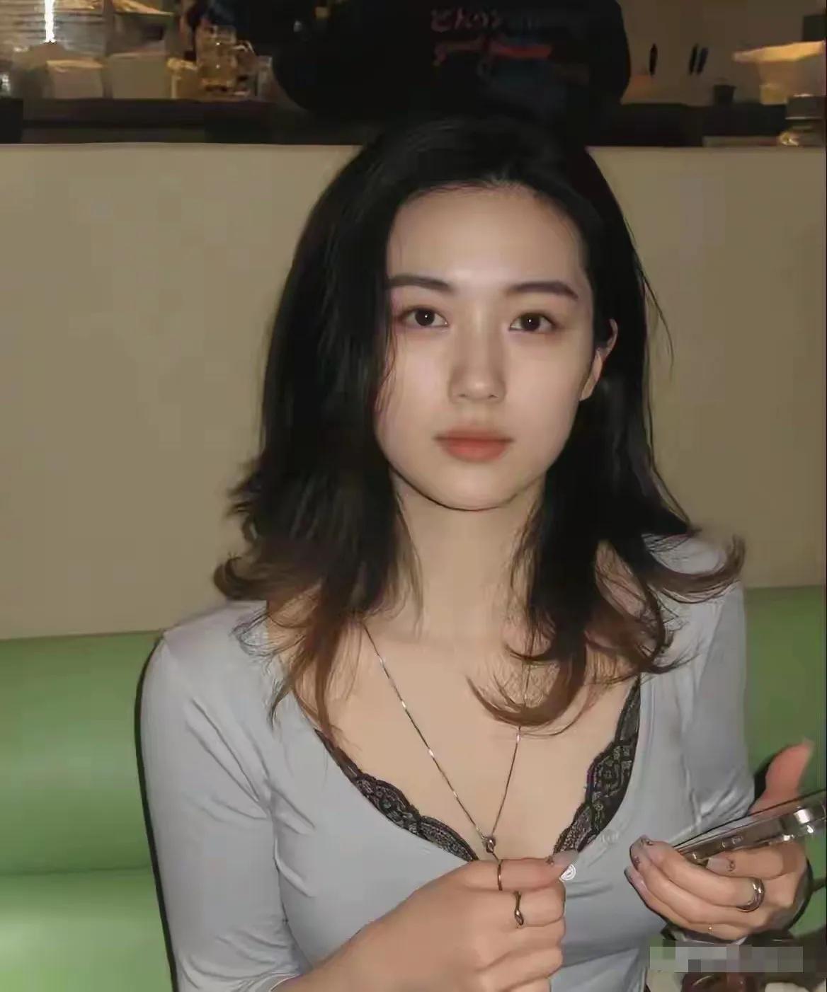 幸福其实很简单，就三条：吃得下，睡得着，笑得出来。