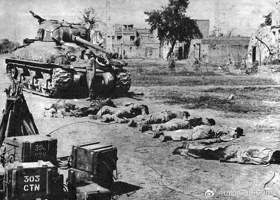 1965年巴基斯坦陆军士兵的遗体横卧在缴获的谢尔曼坦克前军事历史全触达