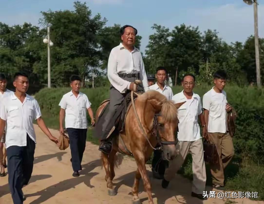 毛主席少见的骑马照