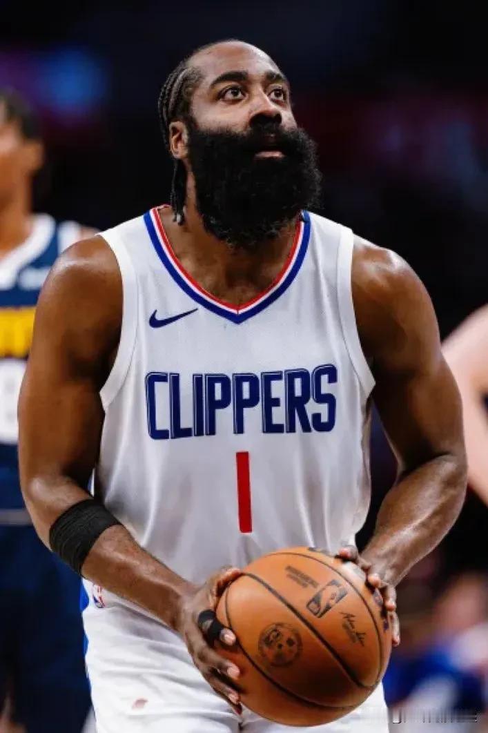 詹姆斯·哈登 VS 独行侠：
28 分
47% 投篮命中率
55% 三分球命中率